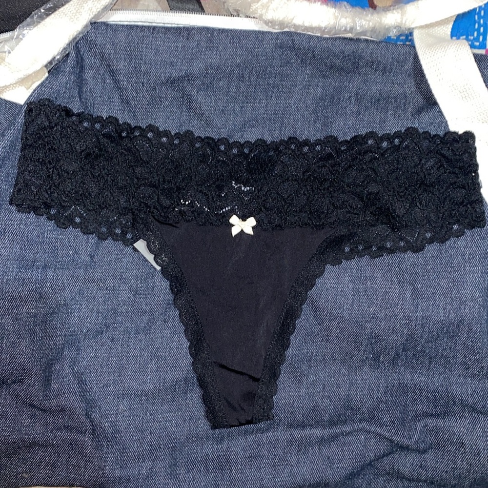 NWT BLACK LACE AERIE THONG SIZE MEDIUM